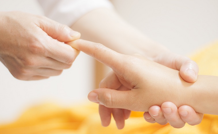 施術　指　写真