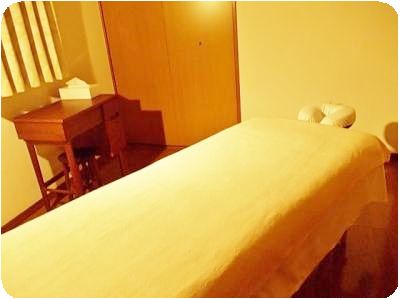 施術ベッド　トリートメントルーム　風景